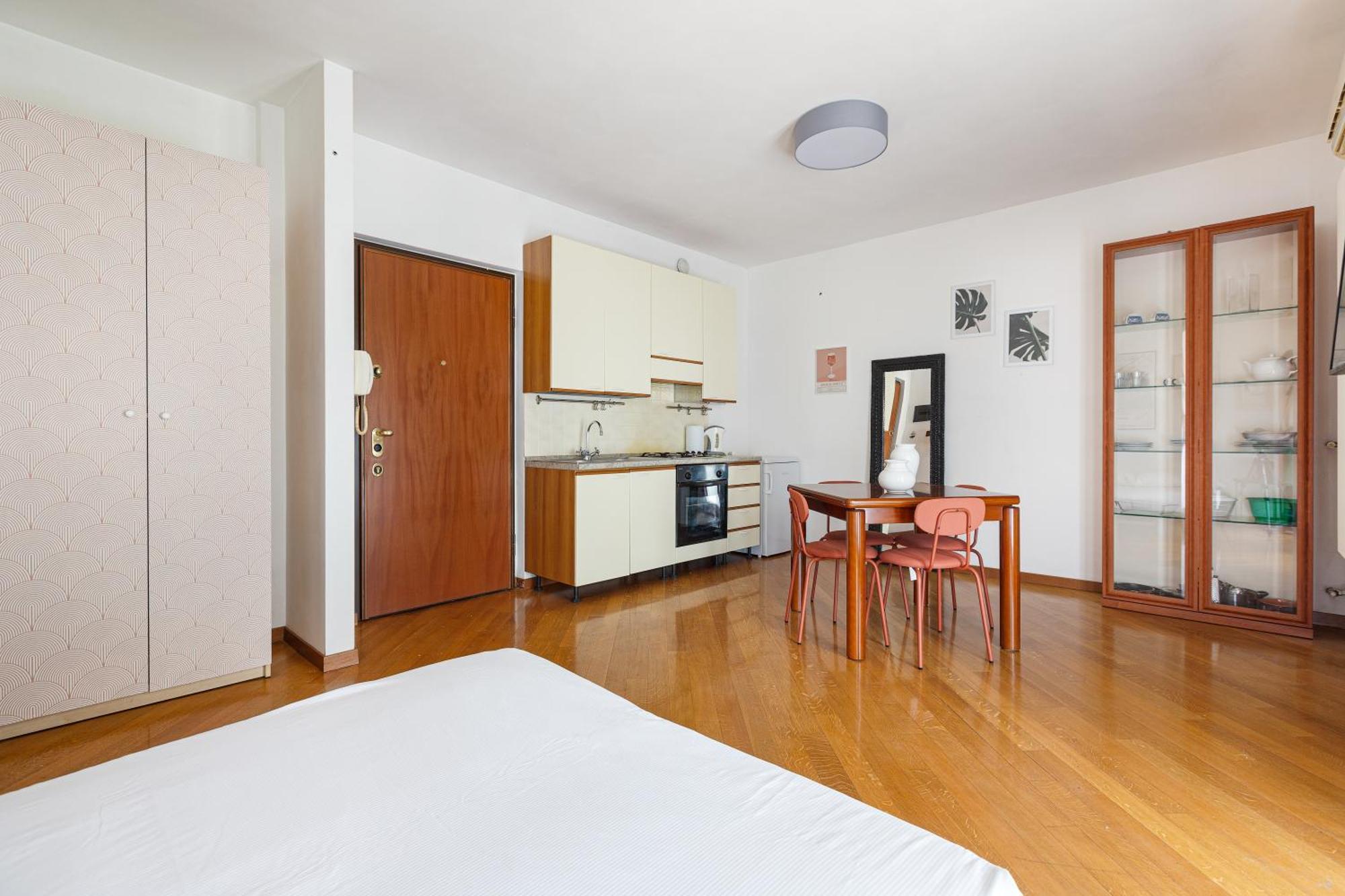 Cosy Studio With Balcony & Private Garage Milán Exterior foto